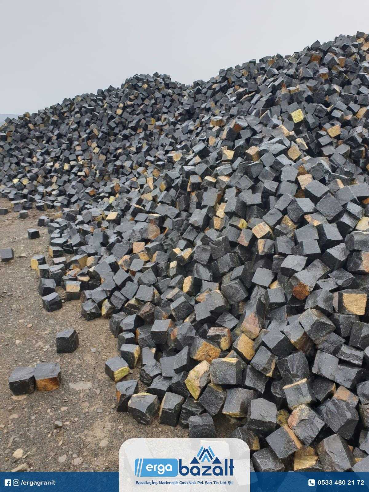 bir yığın siyah bazalt taşı